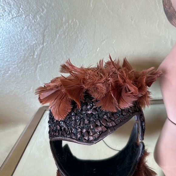 CHARMING 1950\'s BROWN/BLACK STRAW/FABRIC/SEQUIN CAP + RUST FEATHERS